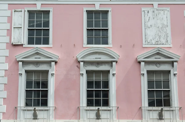 White Windows on Old Pink Government Building in Bahamas — Stock Photo, Image