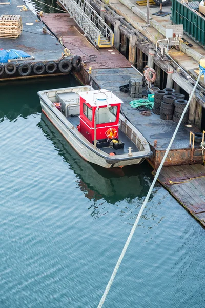 Cabine rouge sur petit bateau de pêche — Photo