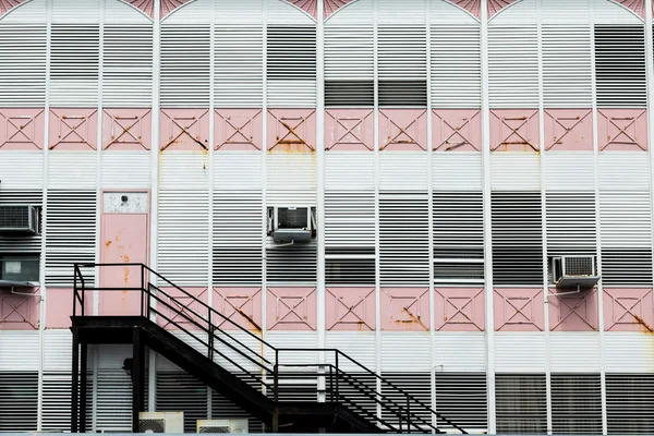 Escaliers noirs sur le vieux bâtiment rose et blanc — Photo