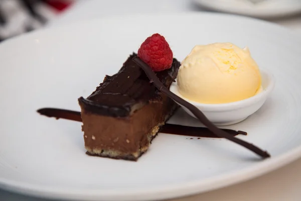 Pâtisserie au chocolat à la crème glacée vanille — Photo