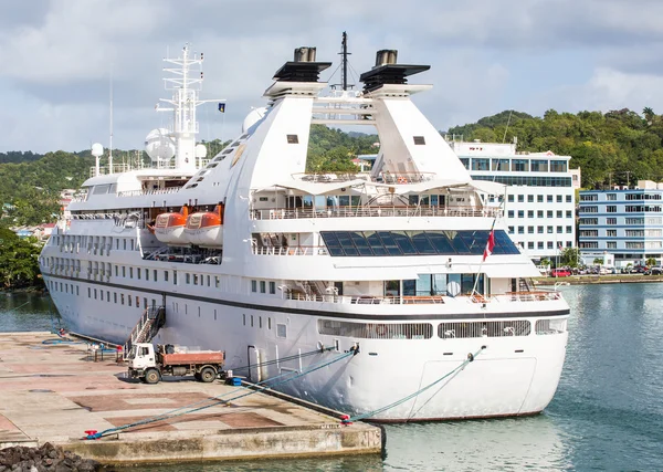 Kleine luxe Cruise schip in Caribische haven — Stockfoto