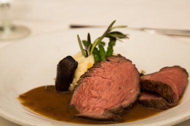 Biberiye ve kuşkonmaz ile prime kaburga