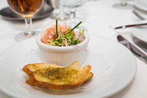 Garnalen met knoflook brood voorgerecht — Stockfoto