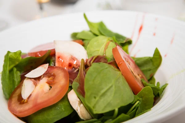 Spinach Salad with Raspberry Vinaigrette — Stock Photo, Image
