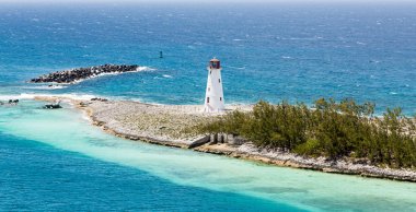 Küçük beyaz deniz feneri Karayipler'de arazi şeridi