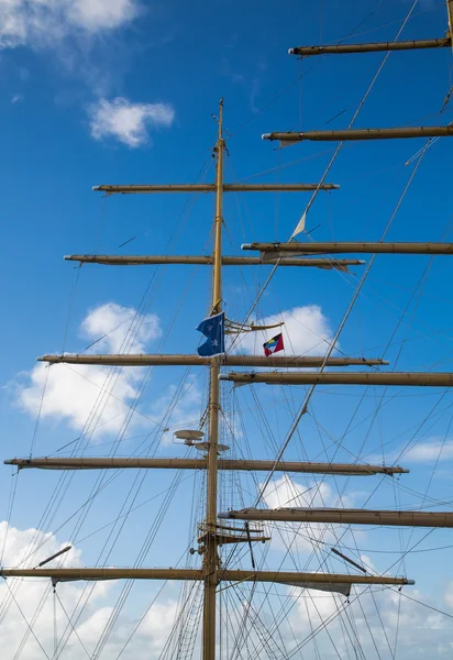 Mástiles en un barco Clipper con bandera de Antigua — Foto de Stock