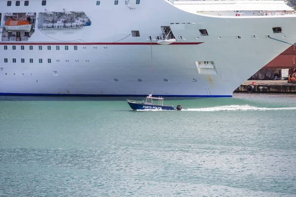 Port Police przelotową przeszłości statek wycieczkowy — Zdjęcie stockowe