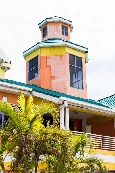 Edifício de gesso laranja azul e amarelo em Nassau — Fotografia de Stock