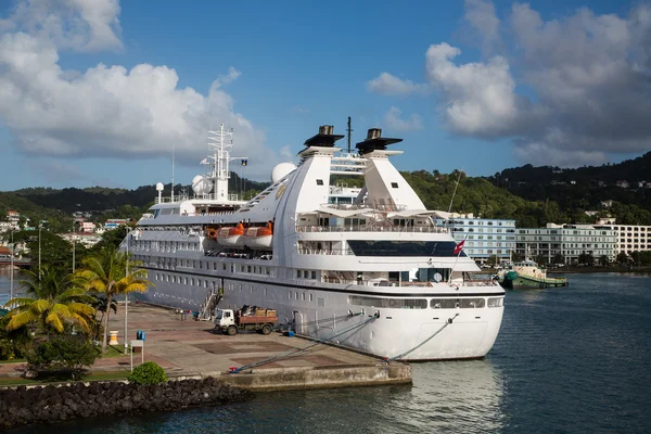 Lille hvidt krydstogtskib i St Lucia Bay - Stock-foto