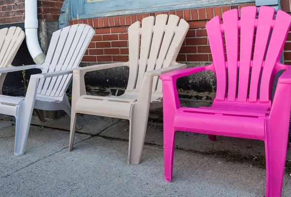 En rosa stol med tre vita som — Stockfoto