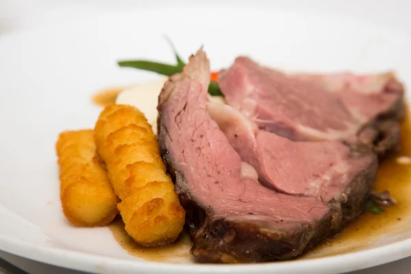 Slab of Prime Rib and Potato Puff — Stock Photo, Image