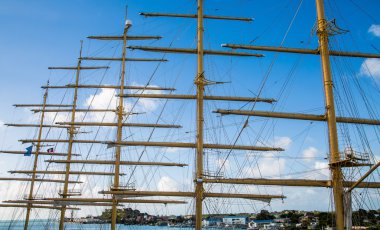 Mavi gökyüzü karşı beş gemi direkleri