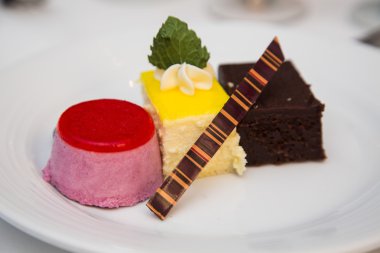 Beyaz plaka üzerinde üç tane turta