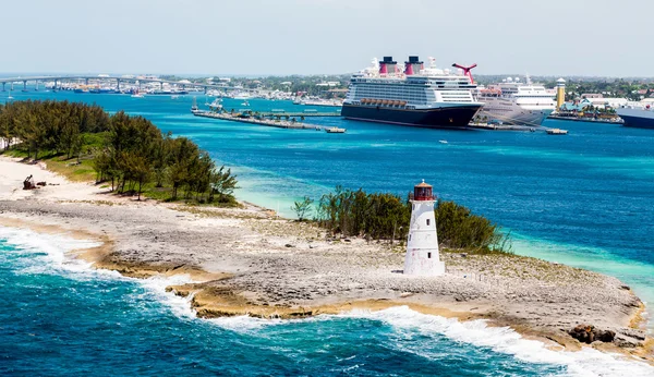 Farol de Nassau com navios de cruzeiro em segundo plano — Fotografia de Stock