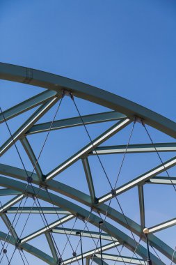 Kavisli çelik mimarisi üzerinde mavi gökyüzü