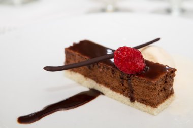 Ahududu çikolata tatlı üzerinde