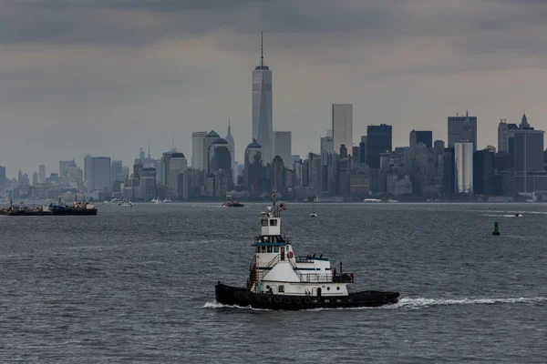 Rebocador com Nova York Skyline em segundo plano — Fotografia de Stock