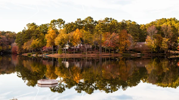 House and Trees on Lake in Autumn — Stock Photo, Image