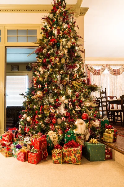 Árvore de Natal coberta de ornamento com presentes — Fotografia de Stock