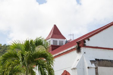 Beyaz sıva bina tropik kırmızı kiremit çatılı