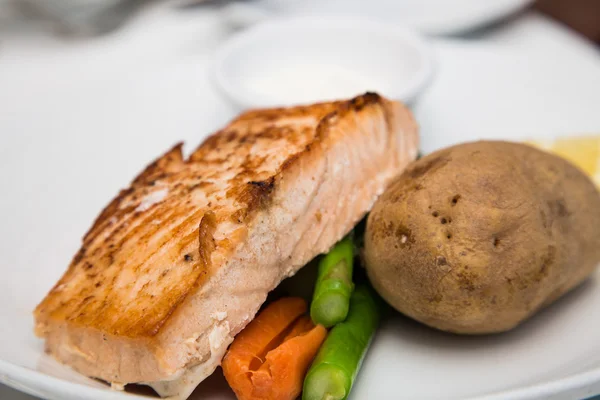 Filete de salmón al horno con verduras y patata al horno —  Fotos de Stock