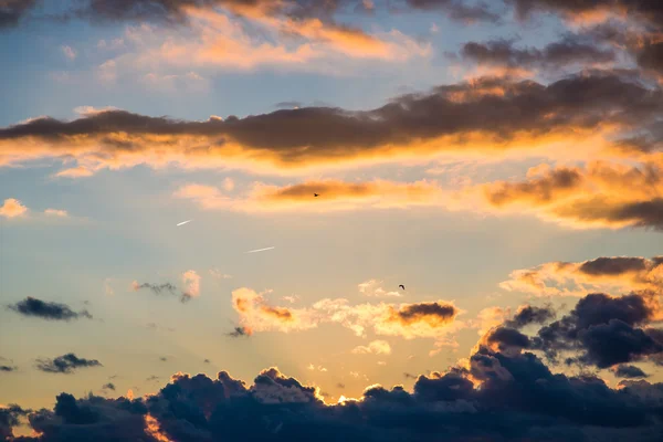 Vackra moln vid solnedgången — Stockfoto