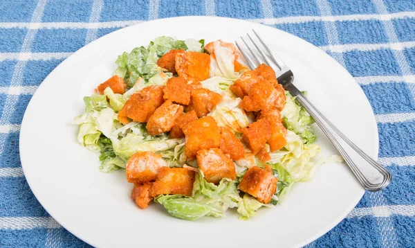 Salada Caesar com frango Buffalo — Fotografia de Stock