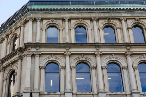 Fenêtres voûtées bleues dans un vieux bâtiment en pierre — Photo