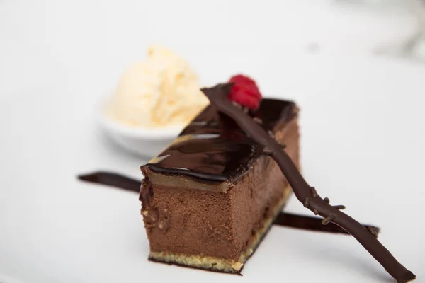Pasticceria al cioccolato ghiacciato e gelato alla vaniglia — Foto Stock