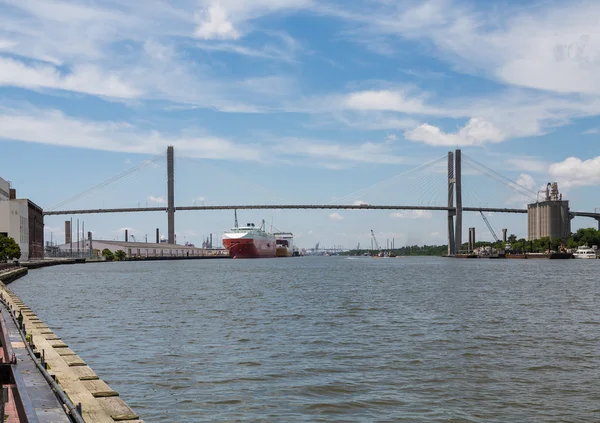 Grote vrachtschepen aan Savannah rivier — Stockfoto