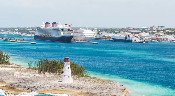 Farol com navios de cruzeiro e Nassau no fundo — Fotografia de Stock