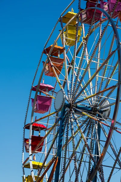 Colorida rueda de la fortuna en azul — Foto de Stock