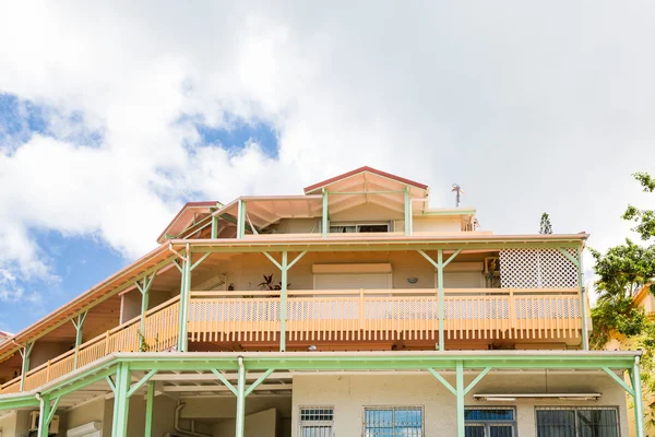 Turuncu ve yeşil Pastel binada tropik — Stok fotoğraf