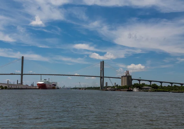 Hangbrug over de rivier Over vrachtschepen — Stockfoto