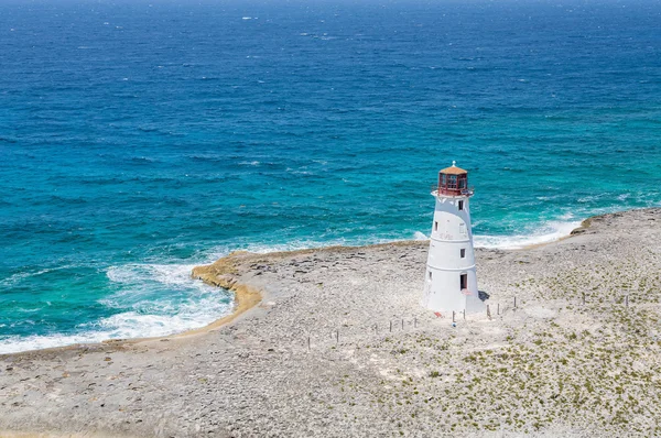 Weißer Leuchtturm an geschwungener Küste — Stockfoto