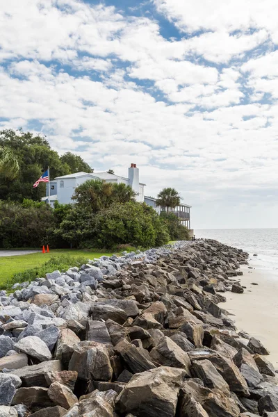 American Flag by House Beyond Rock Seawall — Stock Photo, Image