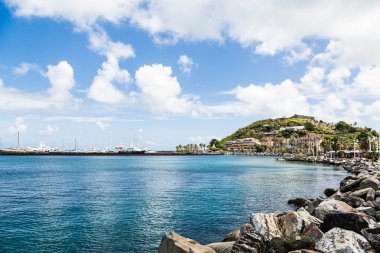 Caribbean doğru rock Deniz kenarındaki sete mal alışveriş