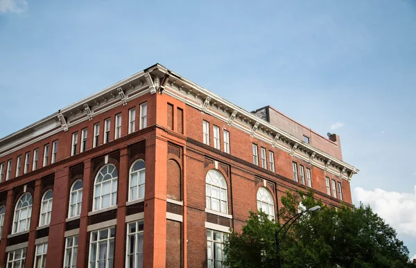 Tijolo vermelho clássico sob céu azul em Savannah — Fotografia de Stock