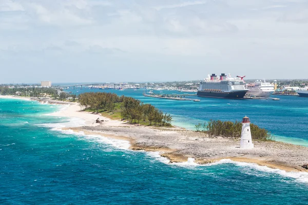 Lighthouse and Two Cruise Ships — Stock Photo, Image