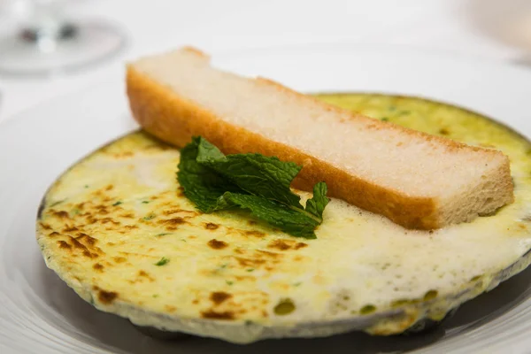 Escargot Garnished with Bay Leaf — Stock Photo, Image