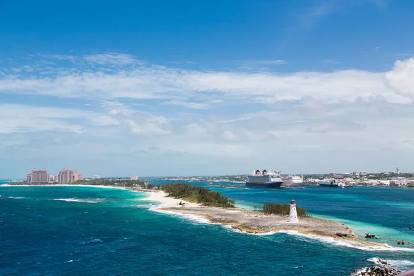 巴哈马拿骚与度假村在背景中的灯塔 — 图库照片