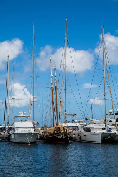 Vieux voilier en teck parmi les yachts blancs modernes — Photo