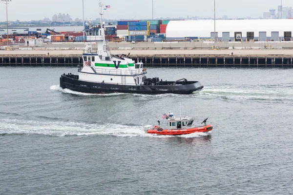 Kustbevakningen och bogserbåt i New Yorks hamn — Stockfoto