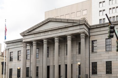 Gümrük Dairesi sütunlarda