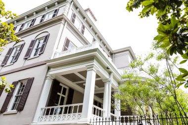 Eski tarzı geleneksel ev üzerinde beyaz izole