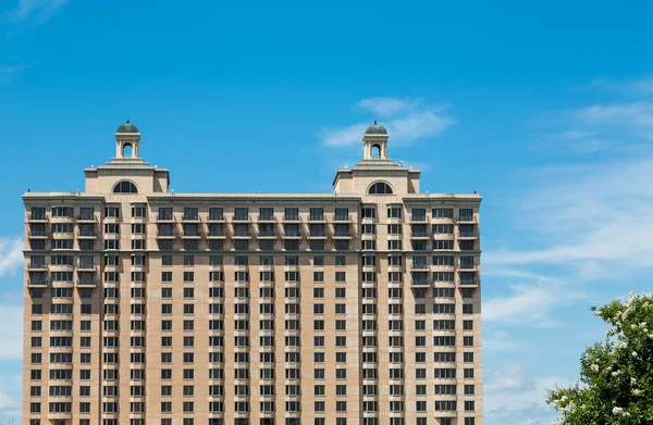 Beaucoup de fenêtres sur un hôtel de pierre massive sous le ciel bleu — Photo