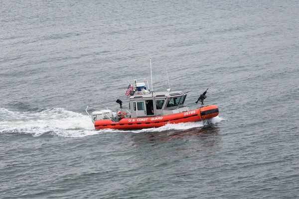 Coast Guard kotter op grijs Water — Stockfoto