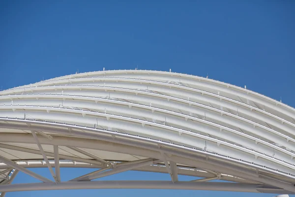 白い曲線鋼屋根 — ストック写真