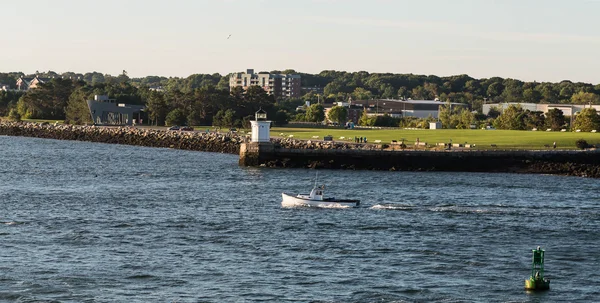 Vissersboot langs Maine vuurtoren — Stockfoto