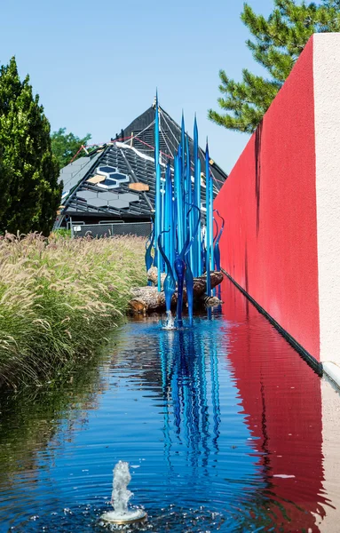 Verre bleu par Red Wall dans la fontaine — Photo